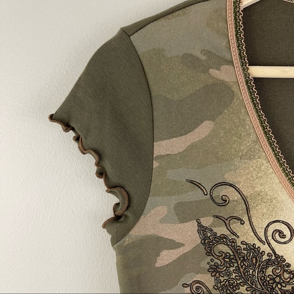 !SOLD! FANG Vintage Y2K Green Camo V Neck Flutter Sleeve Butterfly Graphic Tee - Picture 4 of 8